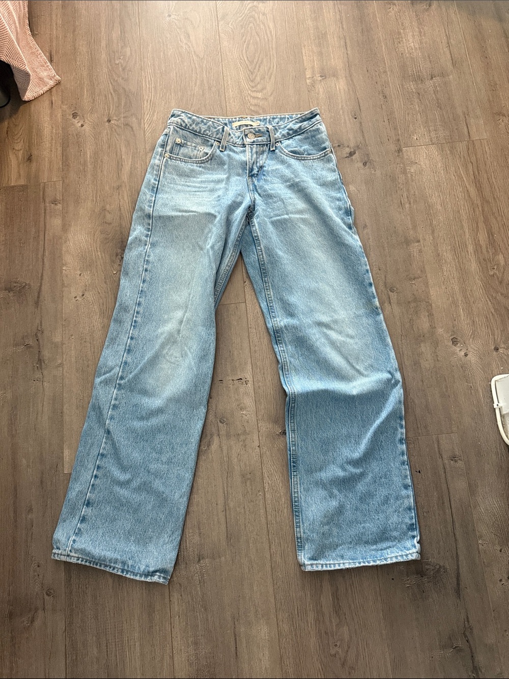 Levi Low Loose Light Wash